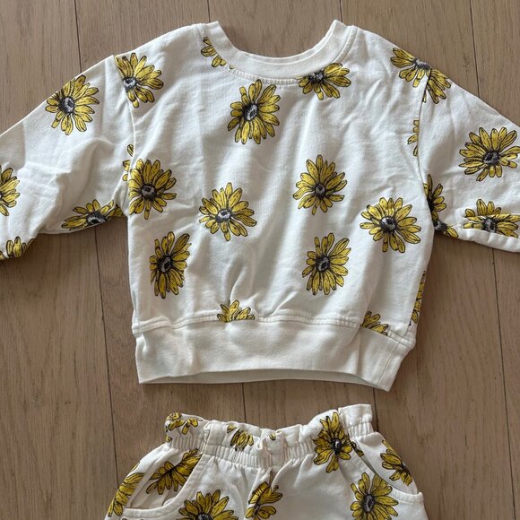 Pink Chicken Cotton Flower Short and Sweatshirt Set. Size 3 - Picture 2 of 3